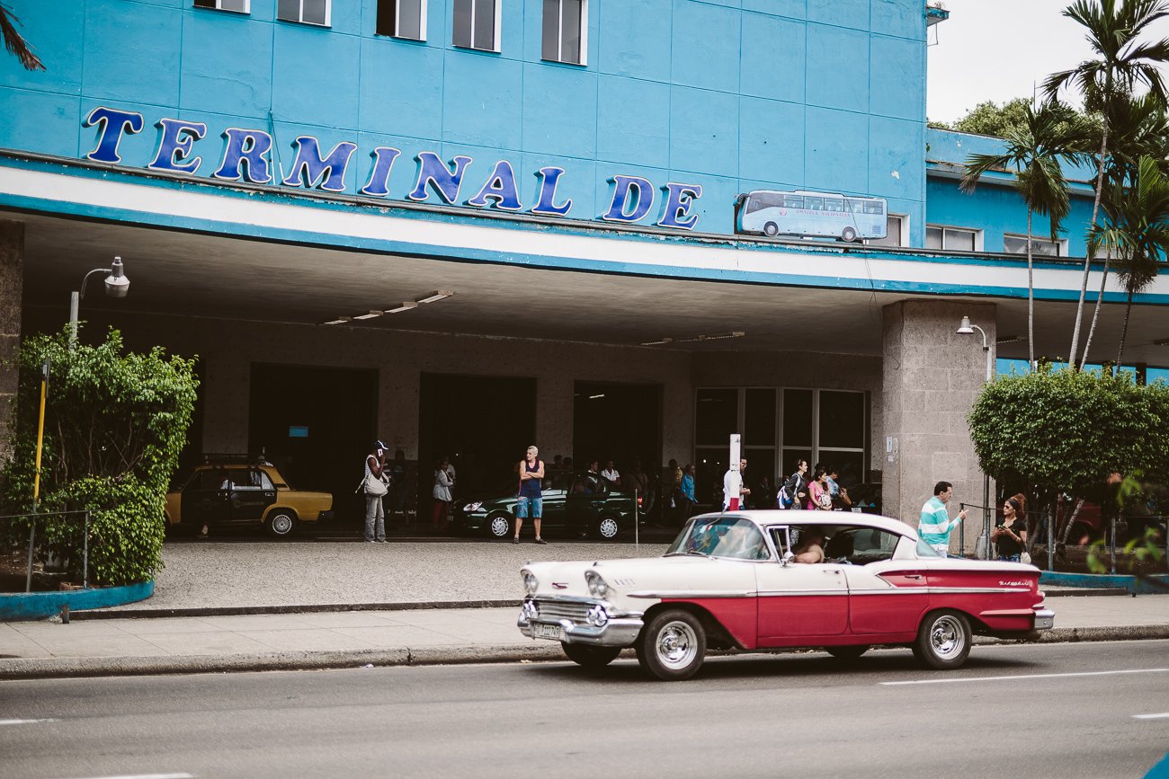 en Colectivo vid bussterminalen i Havanna Kuba