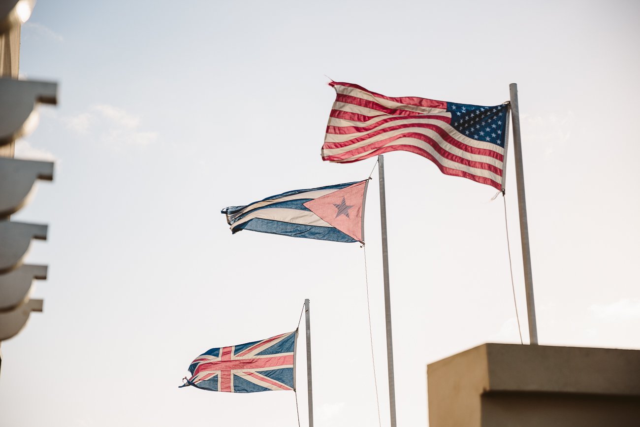 Cubaanse vlag naast Amerikaanse vlag