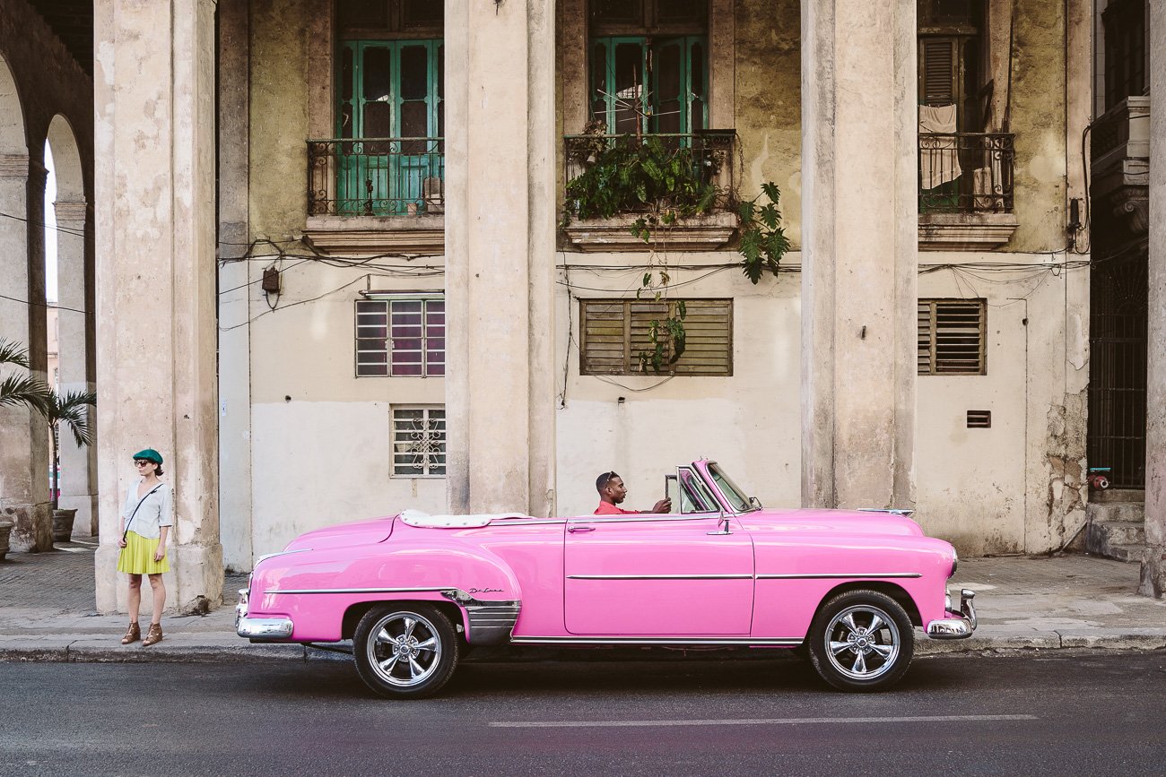 een roze oldtimerparkeerplaats in Havana Cuba