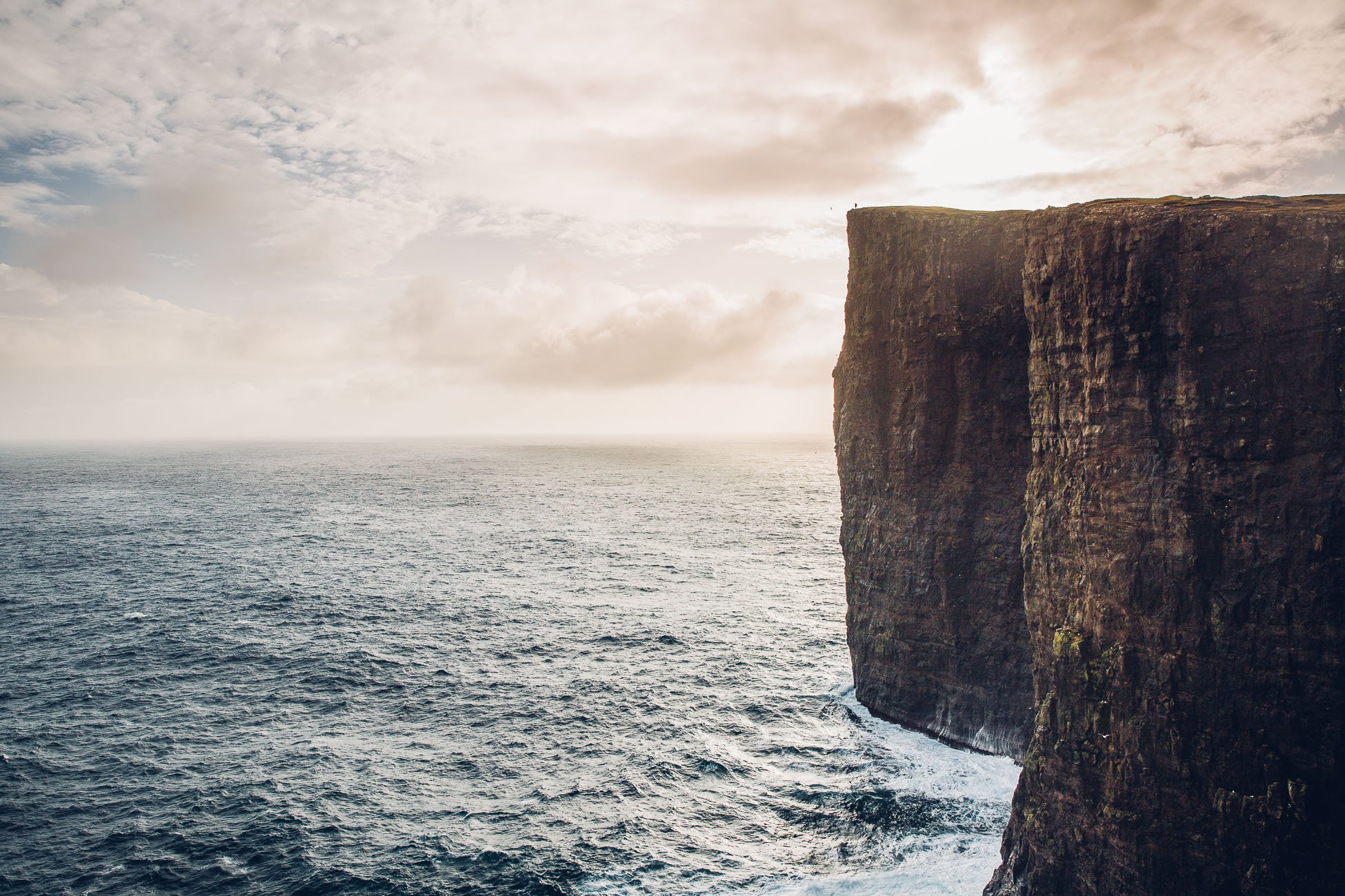 Faroe Islands Hike: Where lake and ocean meet Sørvágsvatn & Trælanípa